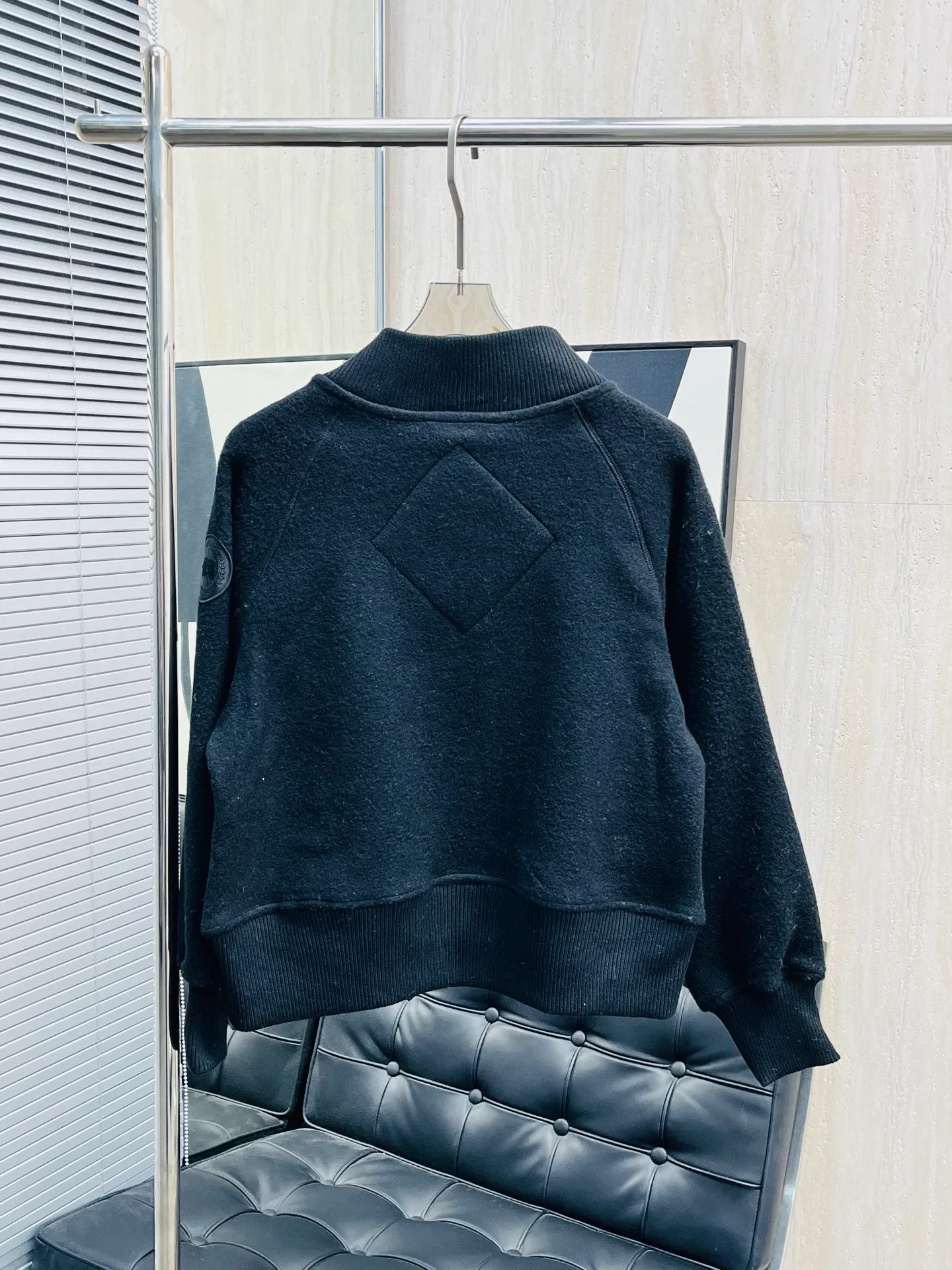 Black detail P590